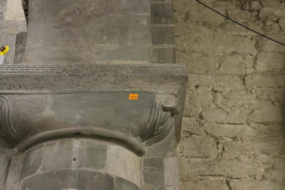 Søylehoder med volutter, en form som ligner på små kanelboller, er et av stiltrekkene som tyder på Domkirken i første periode ble bygd av steinhuggere fra Nordmandie.