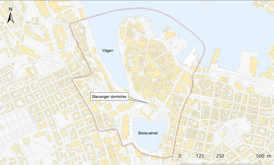 Stavanger sentrum: Den røde markeringen viser avgrensningen av middelalderbyen Stavanger, og pilen peker på hvor domkirken ligger.