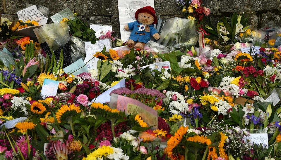 Svært mange har vist sin sorg og respekt etter dronning Elizabeths død ved å legge ned blomster utenfor slottet hennes.