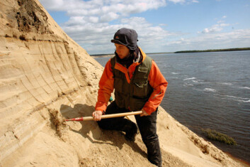 Forsker Maria Jensen graver i gammel sjøbunn på jakt etter fortidas klimaendringer. Her er hun i den lange Tolokonka-skjæringen ved elva Dvina. (Foto: Gudmund Løvø) Forsker Maria Jensen graver i gammel sjøbunn på jakt etter fortidas klimaendringer. Her er hun i den lange Tolokonka-skjæringen ved elva Dvina. (Foto: Gudmund Løvø)