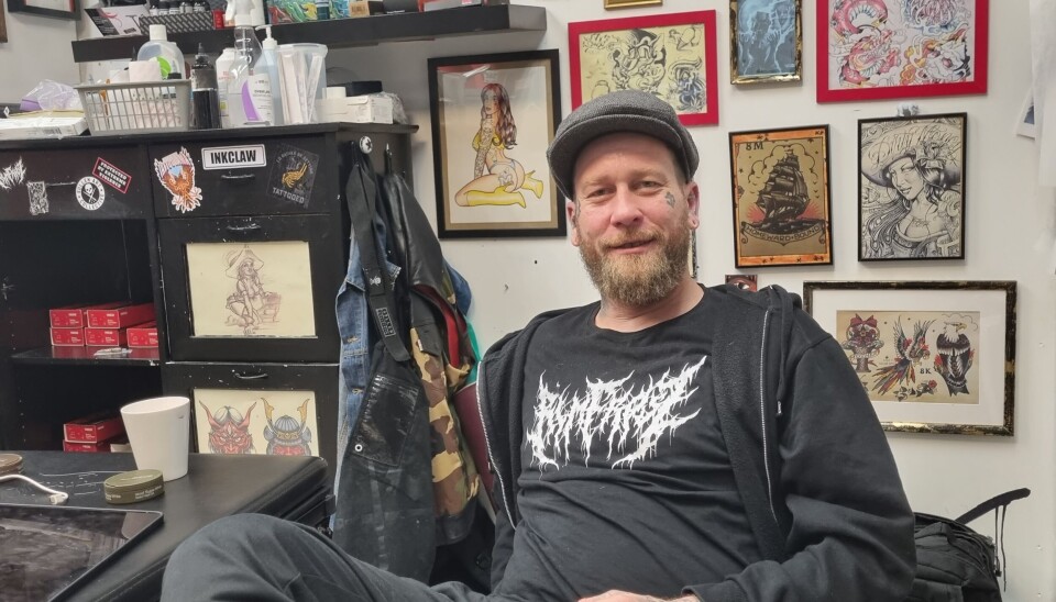 Trond Monsen er skeptisk til det nye tatoveringsplasteret.