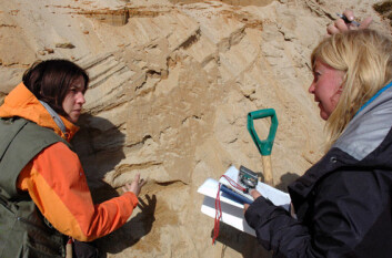 Geologistudent Hilde Krogh (t.h.) får veiledning av forsker Maria Jensen før hun starter arbeidet i elveskjæringen. (Foto: Gudmund Løvø) Geologistudent Hilde Krogh (t.h.) får veiledning av forsker Maria Jensen før hun starter arbeidet i elveskjæringen. (Foto: Gudmund Løvø)