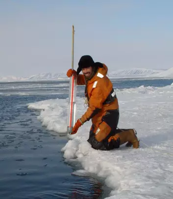 Forsker Lars H. Smedsrud tror ikke vi kommer til å få helt isfrie somre på lenge enda. (Foto: Ragnheid Skogseth, UNIS)