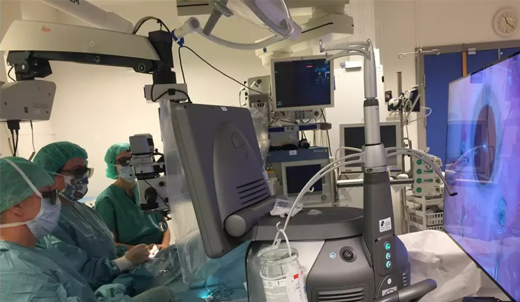 Å ta puss-prøver fra øyets indre krever kirurgisk kompetanse og avansert utstyr. Her gjennomfører professor Ragnheidur Bragadottir en øyeoperasjon sammen med to kolleger.