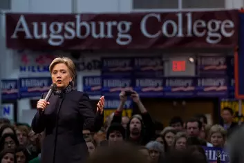 Hillary Rodham Clinton i kampanje på Augsburg College i Minneapolis, Minnesota, 3 februar 2008. (Foto: Wikimedia Commons)