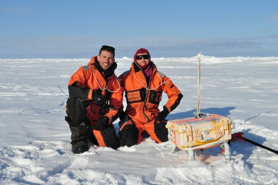 UiT-forskerne Jack Landy og Polona Itkin utplasserer en sjøisbøye for å registrere istykkelsen.