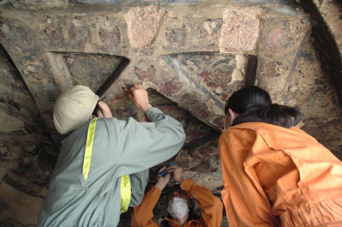"Forskere tar prøver fra veggmaleriene i Bamiyan i Afghanistan. (Foto: National Research Institute for Cultural Properties, Tokyo, Japan)" "Forskere tar prøver fra veggmaleriene i Bamiyan i Afghanistan. (Foto: National Research Institute for Cultural Properties, Tokyo, Japan)"