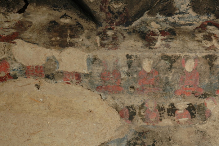 "Flere av maleriene viser scener med Buddha-figurer i sinoberrødt. (Foto: National Research Institute for Cultural Properties, Tokyo, Japan)" "Flere av maleriene viser scener med Buddha-figurer i sinoberrødt. (Foto: National Research Institute for Cultural Properties, Tokyo, Japan)"