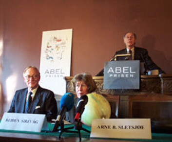 "Professor Lars Walløe, visepreses i Vitenskapsakademiet (t.v.), Reidun Sirevåg generalsekretær i Videnskapsakademiet, professor Erling Størmer, leder for Abelkomitéen (bak)." "Professor Lars Walløe, visepreses i Vitenskapsakademiet (t.v.), Reidun Sirevåg generalsekretær i Videnskapsakademiet, professor Erling Størmer, leder for Abelkomitéen (bak)."