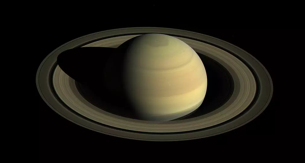 Er Saturns ringer lagd av en knust måne?