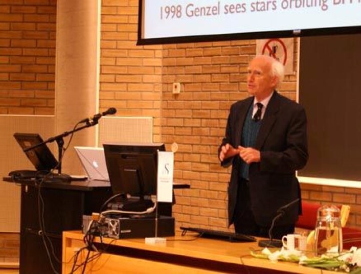 Donald Lynden-Bell står bak teorien om at kvasarer skyldes svarte hull som sitter i midten av galakser. Foto: Berit Ellingsen Donald Lynden-Bell står bak teorien om at kvasarer skyldes svarte hull som sitter i midten av galakser. Foto: Berit Ellingsen