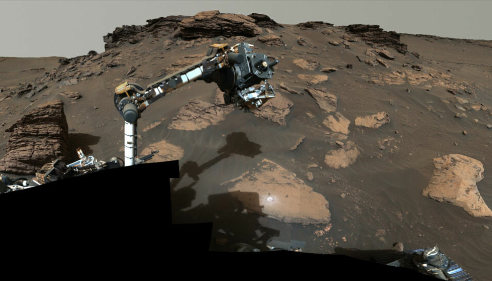 Her er Perseverance i gang med å undersøke en stein kalt Skinner Ridge på Mars.