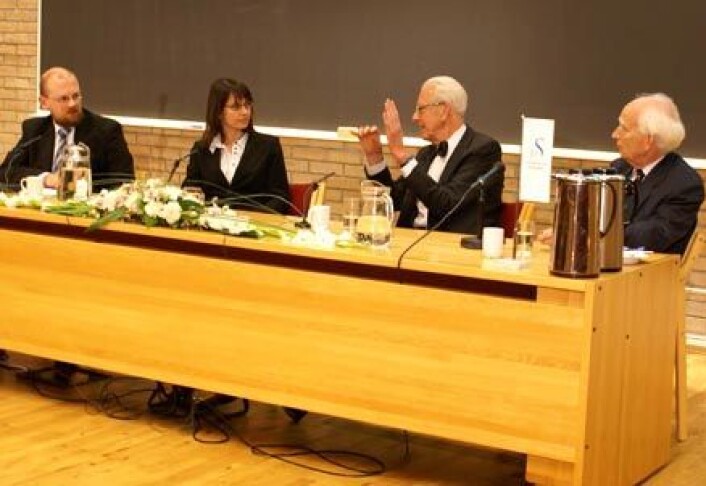 Astrofysikerne Øystein Elgarøy og Margaret Wold avsluttet forelesningen med spørsmål til prisvinnerne. Foto: Berit Ellingsen Astrofysikerne Øystein Elgarøy og Margaret Wold avsluttet forelesningen med spørsmål til prisvinnerne. Foto: Berit Ellingsen