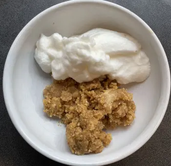 Pisket eggehvitte og mandelblanding Pisket eggehvitte og mandelblanding