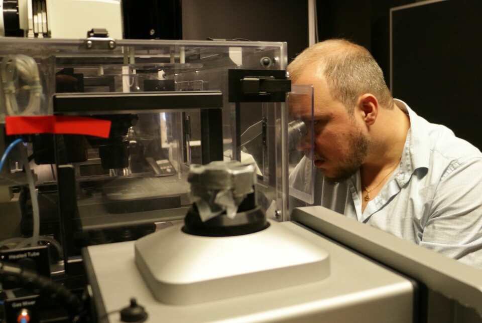 Julien Resseguier jobber tålmodig med mikroskopet.