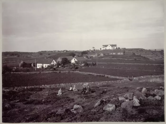 Parti av Tromøy, med Tromøy kirke i 1900.
