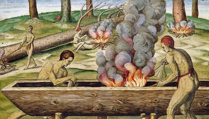 Ved å brenne trestammene innvendig ble det lettere å hule dem ut for å lage kanoer.