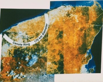 "Krateret Chicxulub på Yucatanhalvøya i Mexico er adskillig større enn det over - og er restene etter den hendelsen som antagelig avsluttet dinosaurenes 150 millioner år på jorda." "Krateret Chicxulub på Yucatanhalvøya i Mexico er adskillig større enn det over - og er restene etter den hendelsen som antagelig avsluttet dinosaurenes 150 millioner år på jorda."