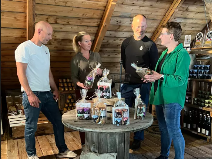 I låven på Røyland gård har de en gårdsbutikk hvor de selger både egne- og produkter fra andre lokalmatprodusenter. F.v. Sveinung Grimsby, Pernille Sagstuen, Gunnar Sagstuen og Kjersti Aaby.