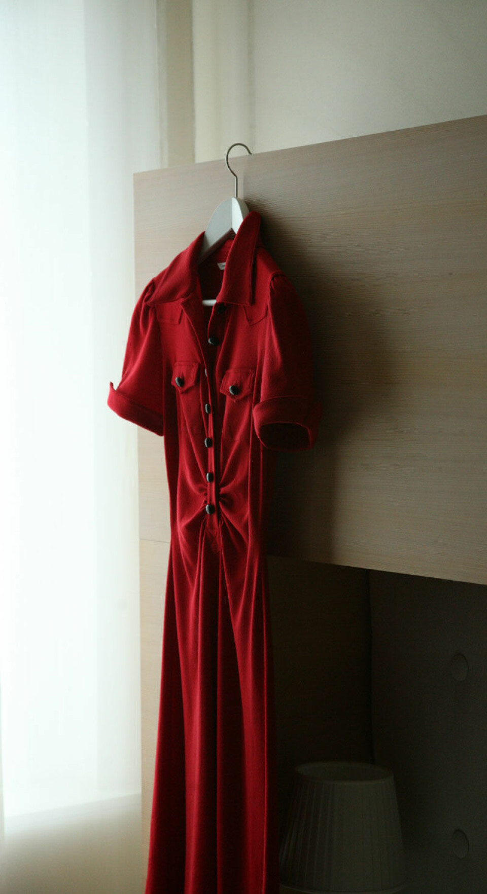 'Det er ingen grunn til å la den røde kjolen henge ubrukt, ifølge den nye studien. I hvert fall ikke for kvinner som liker å føle seg begjært.  (Foto: Colourbox.com)'