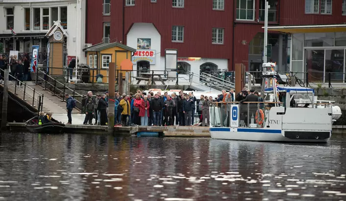 Det var kø på kaia med publikum som ville bli med på sin første prøvetur med selvkjørende ferga. I tre uker fremover kan folk krysse Kanalen i Trondheim med milliAmpere 2.