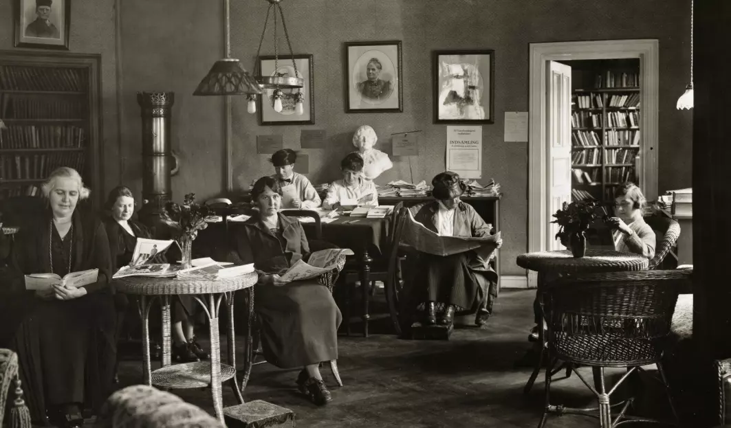 I 1874 ble «Kristiania Læseforening for Kvinder» opprettet på initiativ fra Camilla Collett. Bildet viser lesesalen i Parkveien 62.
