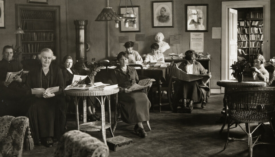 In 1874, ‘Kristiania Reading Society for Women’ was established on the initiative of Camilla Collett. The picture shows the reading room at Parkveien 62.