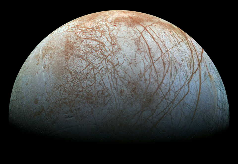 Europas krakelerte overflate. Årsaken til at sprekkene har den rustrøde fargen, er trolig salt som stiger opp fra det underliggende havet. Bildet er en mosaikk av fotografier som romsonden Galileo tok i slutten av 1990-årene.
