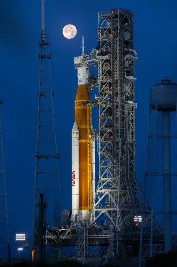 Nasas SLS-rakett står klar på avfyringsrampen. Oppskytingen markerer begynnelsen på Artemis-oppdragene.