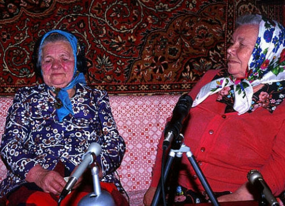 'Fra innsamlingsarbeidet midt på 1990-tallet: Matriona Sotkajarvi (t.v.) og Maria Sergina fra Jåna i Murmansk framfører gamle joiker. (Foto: Ola Graff, Universitetsmuseet i Tromsø)'