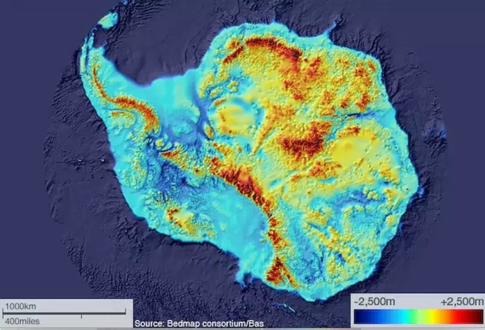 Bildet viser topografien til berggrunnen til Antarktis. Rødt og gult er over havnivå, mørkeblått er dypt under havnivå.
