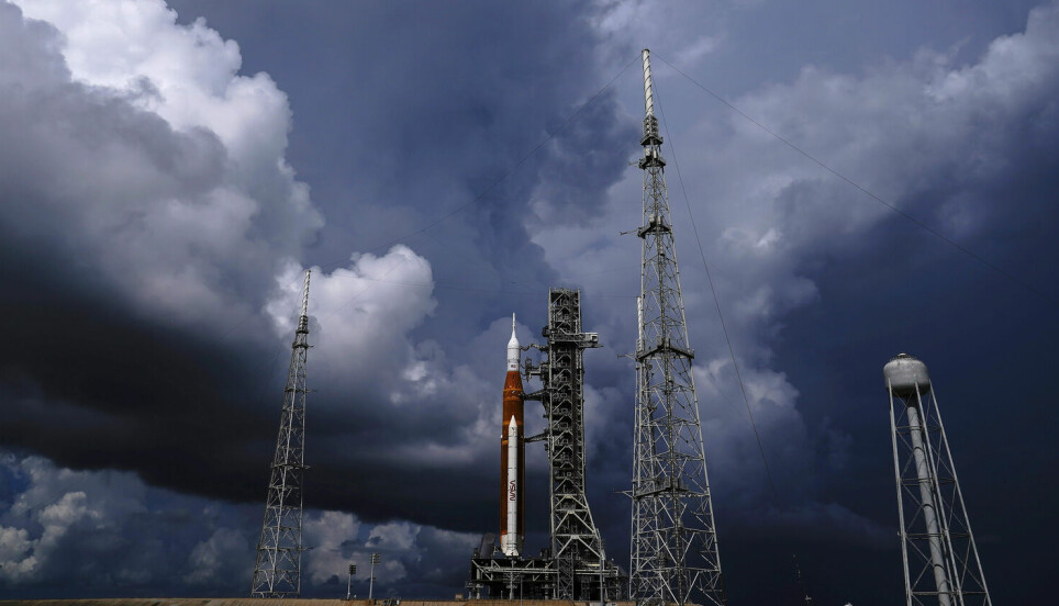Måneraketten Artemis 1 står klar på Kennedy Space Center i Florida. En storm i Karibia truer det tredje forsøket på oppskyting.