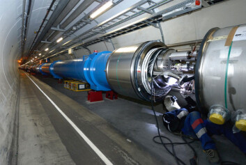 "Fra den 27 kilometer lange partikkelbanen til LHC. Dette bildet er tatt 4. april 2008, da magneter i den siste delen av banen ble sveiset sammen. (Foto: CERN)" "Fra den 27 kilometer lange partikkelbanen til LHC. Dette bildet er tatt 4. april 2008, da magneter i den siste delen av banen ble sveiset sammen. (Foto: CERN)"