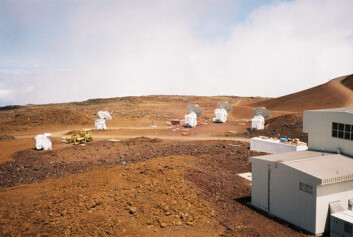 "Radioteleskopet Submillimeter Array på Hawaii fanget opp de 12,7 milliarder år gamle signalene fra det ytre rom. (Foto: Bob Tubbs/Wikimedia Commons)" "Radioteleskopet Submillimeter Array på Hawaii fanget opp de 12,7 milliarder år gamle signalene fra det ytre rom. (Foto: Bob Tubbs/Wikimedia Commons)"