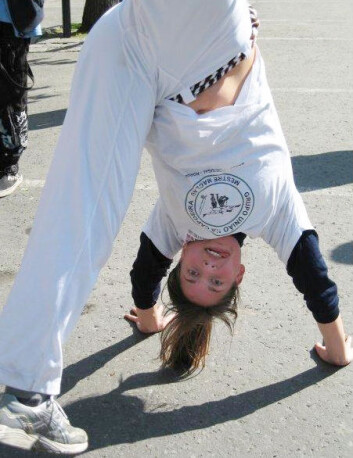 "Ruth Helene elsker å trene capoeira. Da må hun trosse migrenen i blant. (Foto: Privat)" "Ruth Helene elsker å trene capoeira. Da må hun trosse migrenen i blant. (Foto: Privat)"