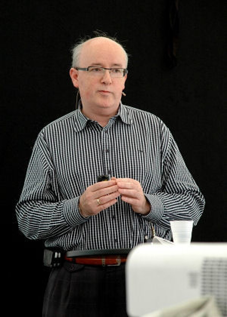 Høgskolelektor Nils-Ottar Antonsen hadde foredrag om fornybare energikjelder. (Foto: Jørn Lavoll)