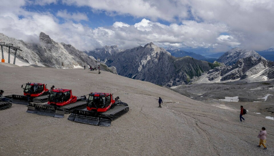 Løypemaskiner parkert på toppen av Zugspitze i nærheten av Garmisch-Partenkirchen. Tyske forskere har fratatt Sødre Schneeferner, som ligger sør for fjelltoppen, statusen som isbre etter at svært høye temperaturer førte til at den smeltet raskere enn ventet i sommer.