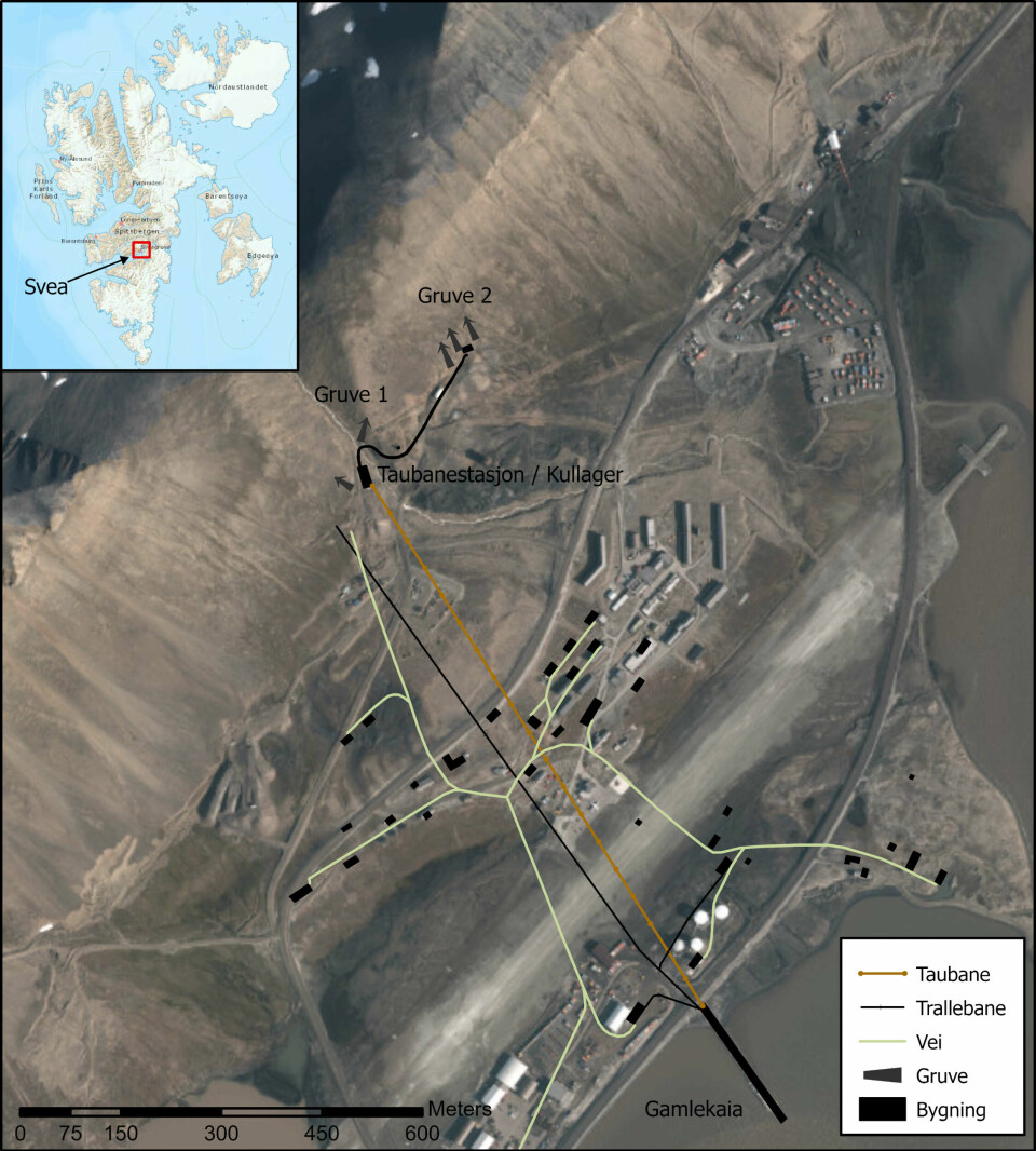 Svea ligger innerst i Van Mijenfjorden på Spitsbergen, Svalbards største øy. Flybildet i bakgrunnen viser Svea i 2009. På dette er det tegnet inn bygninger og infrastruktur som var i bruk i den svenske driftsperioden i Svea.