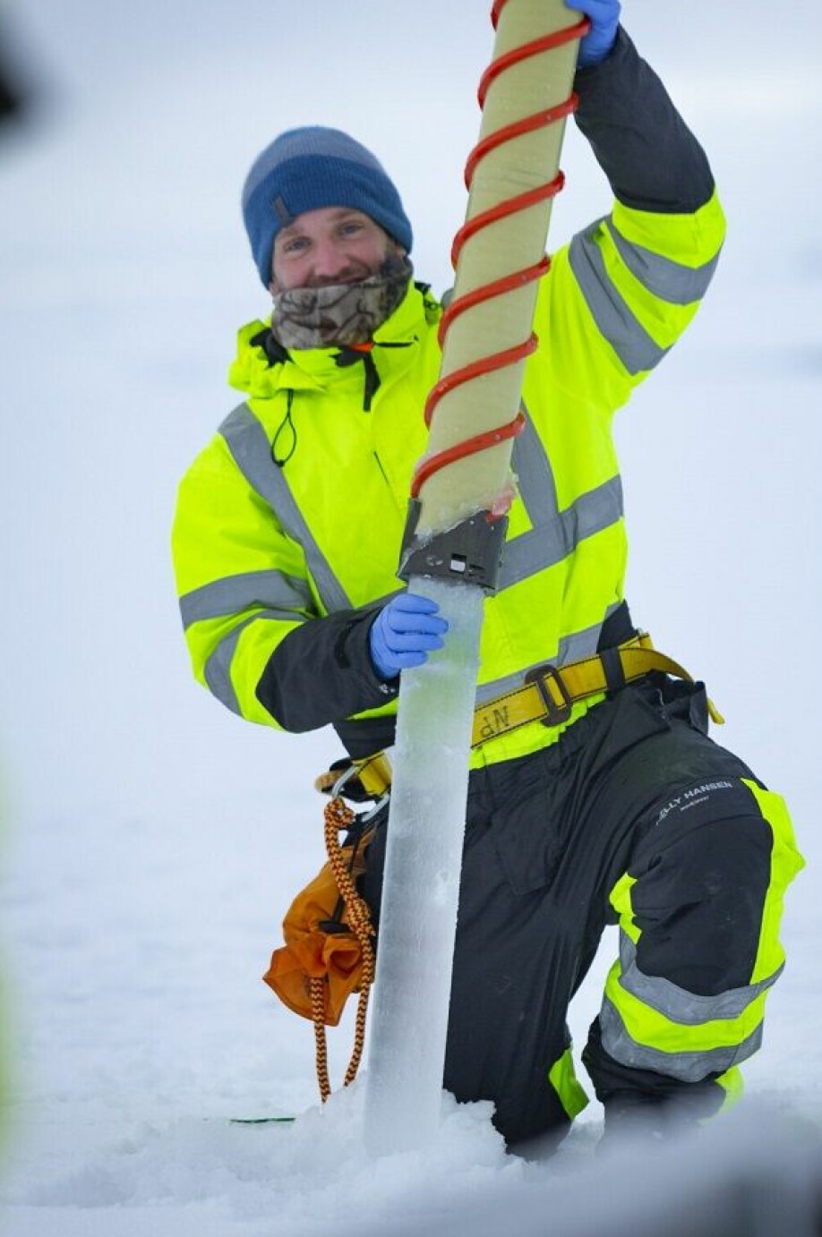 Forsker Stephen Kohler samler inn prøver gjennom isen i Barentshavet.
