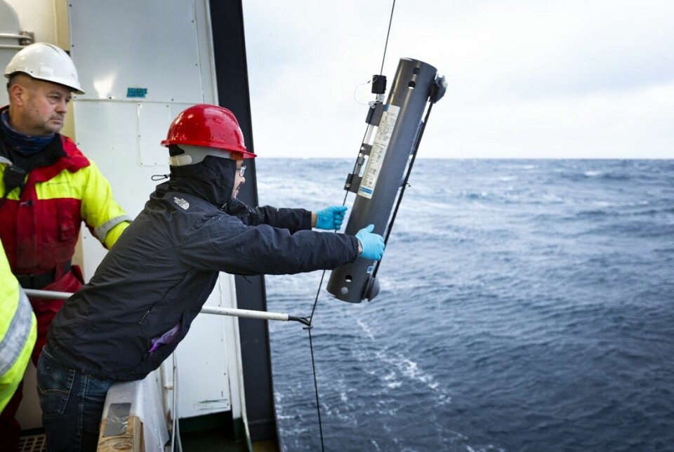 Forsker Nicolas Sanchez, til høyre, gjør klar en spesiell innsamler av vannprøver som forskere tar for å studere kvikksølv og andre metallkonsentrasjoner i Barentshavet.