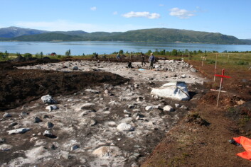 Takket være bruk av gravemaskin, disponerer arkeologene et atskillig større utgravingsareal enn normalt. (Foto: Thoralf Fagertun, UiT) Takket være bruk av gravemaskin, disponerer arkeologene et atskillig større utgravingsareal enn normalt. (Foto: Thoralf Fagertun, UiT)