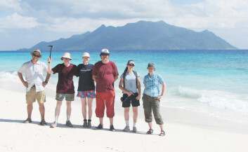 "Forskerne (fra venstre) Morgan Ganerød, Lew Ashwal, Sue Webb, Trond H. Torsvik, Trishya Owen-Smith og Stephanie Werner på stranden på North-øya og med Silhouette i bakgrunnen." "Forskerne (fra venstre) Morgan Ganerød, Lew Ashwal, Sue Webb, Trond H. Torsvik, Trishya Owen-Smith og Stephanie Werner på stranden på North-øya og med Silhouette i bakgrunnen."