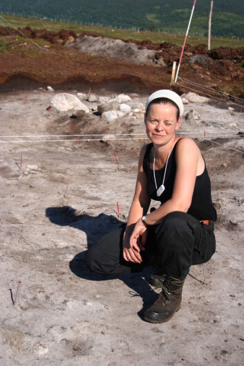 Prosjektleder Marianne Skandfer foran en 9500 år gammel hustuft. (Foto: Thoralf Fagertun, UiT) Prosjektleder Marianne Skandfer foran en 9500 år gammel hustuft. (Foto: Thoralf Fagertun, UiT)