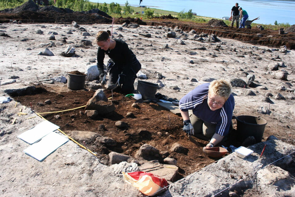 - Den perfekte sommerjobb, konkluderer masterstudentene i arkeologi, Bente Isaksen (t.v.) og Kari Janne Stenersen. (Foto: Thoralf Fagertun, UiT)
