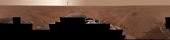 Denne utsikten kombinerer mer enn 400 bilder tatt i løpet av de første ukene etter at NASAs Phoenix Mars Lander først landet på en artkisk slette på Mars. (Foto: NASA/JPL-Caltech/University Arizona/Texas A&M University) Denne utsikten kombinerer mer enn 400 bilder tatt i løpet av de første ukene etter at NASAs Phoenix Mars Lander først landet på en artkisk slette på Mars. (Foto: NASA/JPL-Caltech/University Arizona/Texas A&M University)