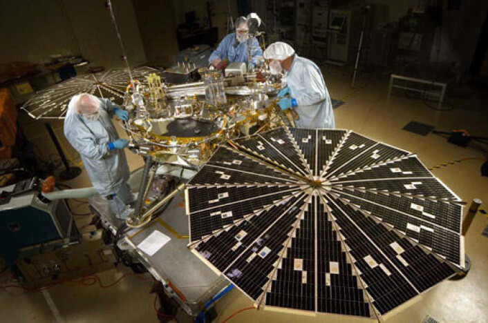 Phoenix Mars Lander testes på laboratoriet. (Foto: NASA/JPL/UA/Lockheed Martin) Phoenix Mars Lander testes på laboratoriet. (Foto: NASA/JPL/UA/Lockheed Martin)