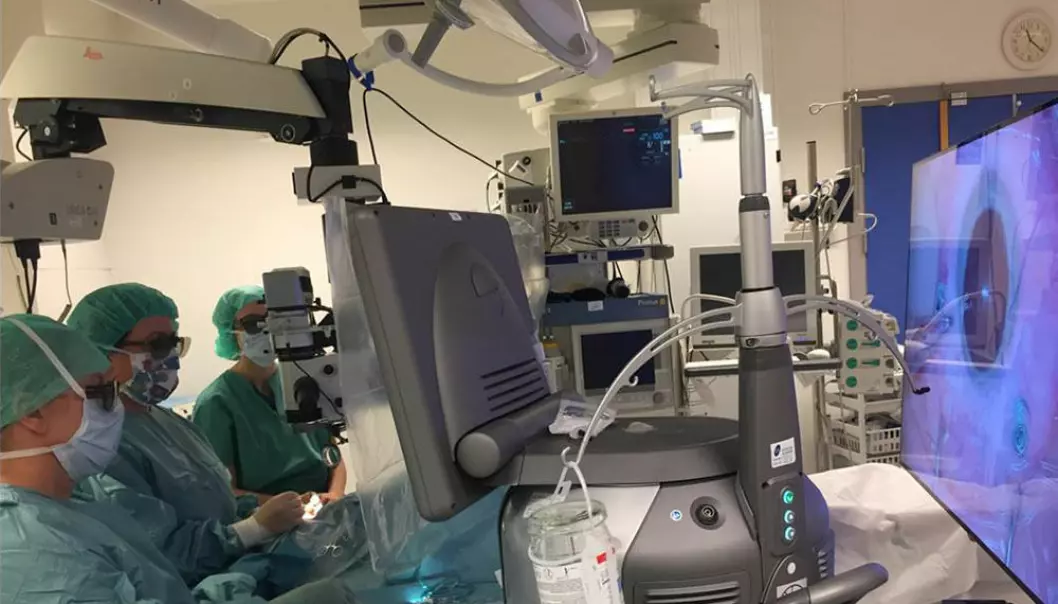 PhD candidate Kathrine Blom explains that securing pus samples from the inside of the eye is not easy, as it requires both surgical expertise and advanced equipment. In the picture, Professor Ragnheidur Bragadottir performs eye surgery together with two colleagues.