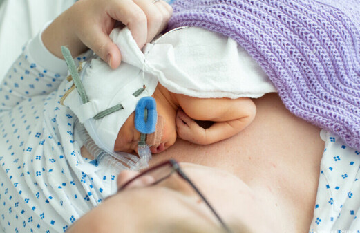 Earlier skin-to-skin contact between mothers and premature babies is important