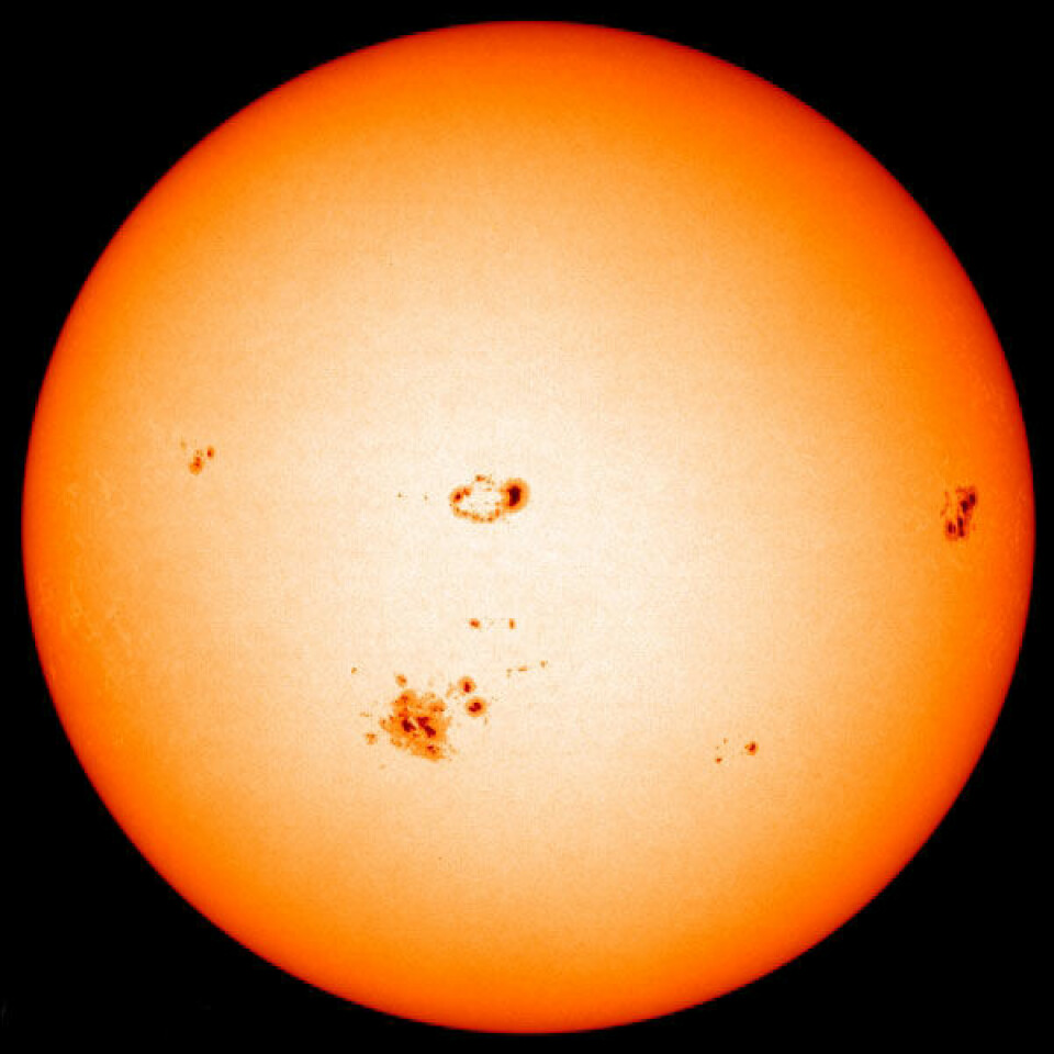 Dette bildet ble tatt i 2003, og viser de største solflekkene som noen gang er registrert av SOHO-observatoriet. Den største flekken har en omkrets omtrent 15 ganger større enn jordens. Nå venter forskerne på at flere solflekker igjen skal vise seg. (Foto: NASA/JPL-Caltech)'