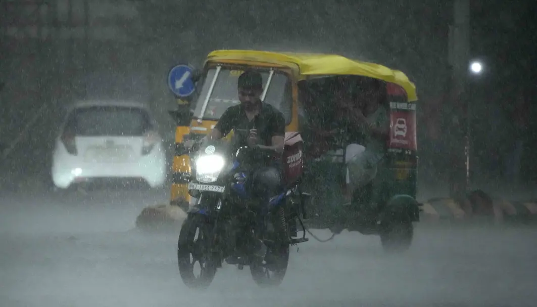 En mann kjører motorsykkel i kraftig regnvær i den indiske byen Ahmedabad tidligere denne måneden. Den er en av byene som synker mye og som også trues av stigende havnivå som følge av klimaendringer. En mann kjører motorsykkel i kraftig regnvær i den indiske byen Ahmedabad tidligere denne måneden. Den er en av byene som synker mye og som også trues av stigende havnivå som følge av klimaendringer.
